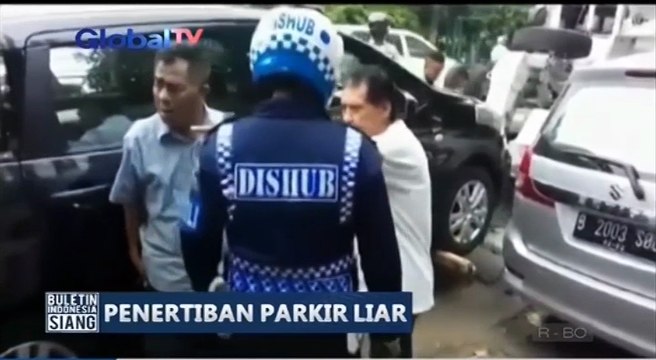 Terjaring Razia Parkir Liar, Keluarga Anggota DPR Ini Tolak Mobilnya Diderek