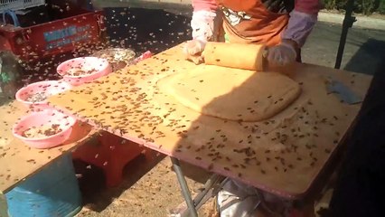 Un vendeur de street food doit lutter contre des milliers d'insecte