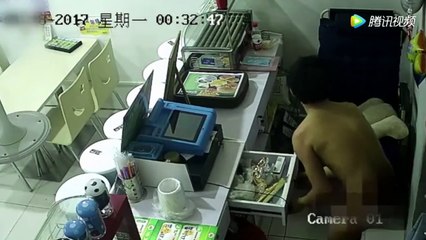 Tên trộm “lầy lội” khỏa thân đột nhập tiệm Hamberger,