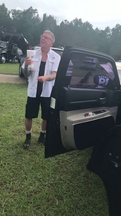 Ce grand-pere danse sur du Hip hop... Y'a pas d'age!