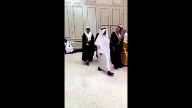 Ce Saoudien tente un Dab et c'est la gamelle... FAIL