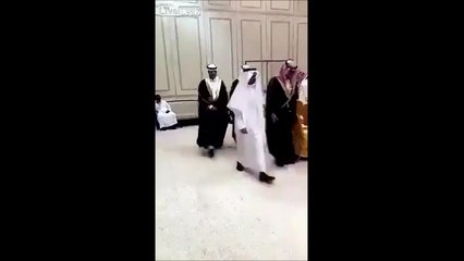 Ce Saoudien tente un Dab et c'est la gamelle... FAIL