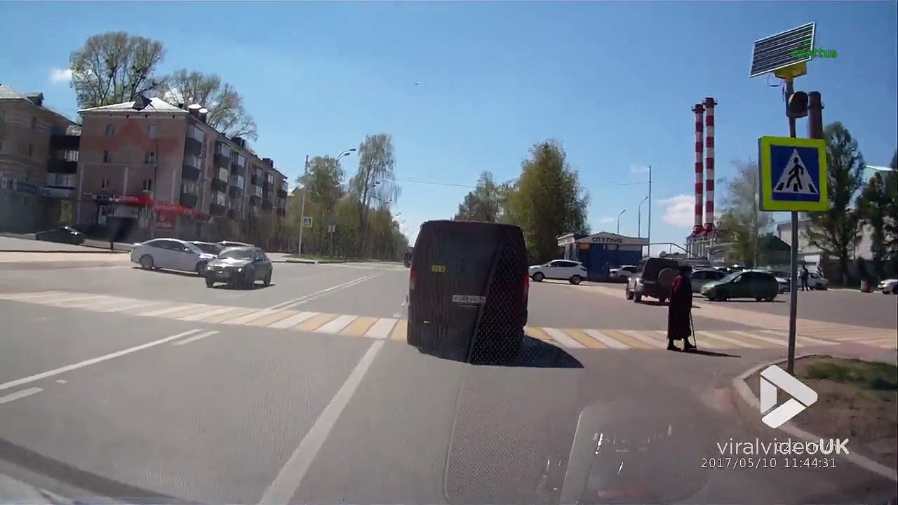 Un piéton réussi à éviter une voiture qui lui fonce dessus au passage piéton...