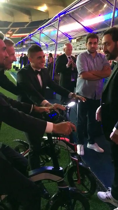 Quand Cyrilhanouna offre ses velos a MarcoVerratti et Javi Pastore au Gala de la Fondation PSG