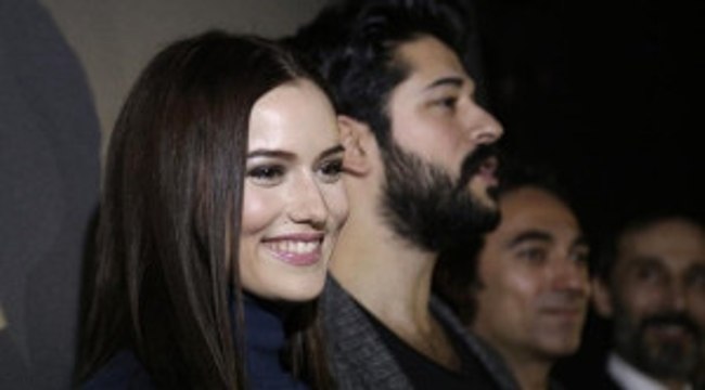 Burak Özçivit ve Fahriye Evcen Düğünleri İçin Ön Davetiye Gönderdi