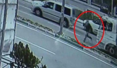 Kamyonun çarptığı adam metrelerce havaya uçtu