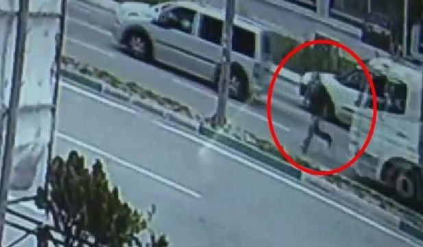 Kamyonun çarptığı adam metrelerce havaya uçtu