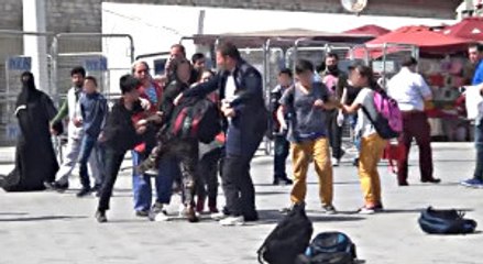Taksim Meydan'nda İlkokul Öğrencileri Birbirlerine Girdiler