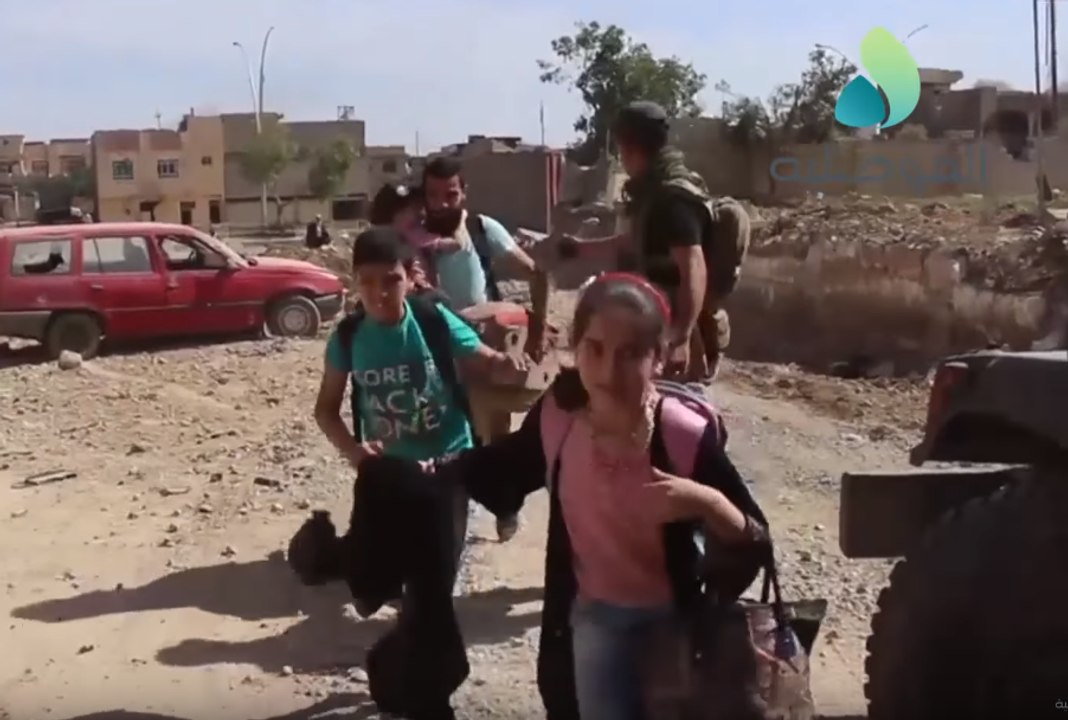 Civilians Flee Mosul Neighborhoods as Iraqi Forces Continue Advance