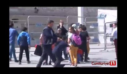 Taksim Meydanı'nda ilkokul öğrencileri birbirine girdi