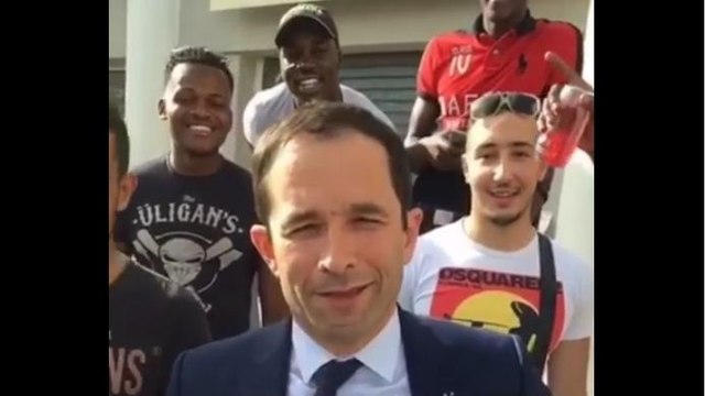 Benoît Hamon dans une cité à Élancourt (Yvelines)