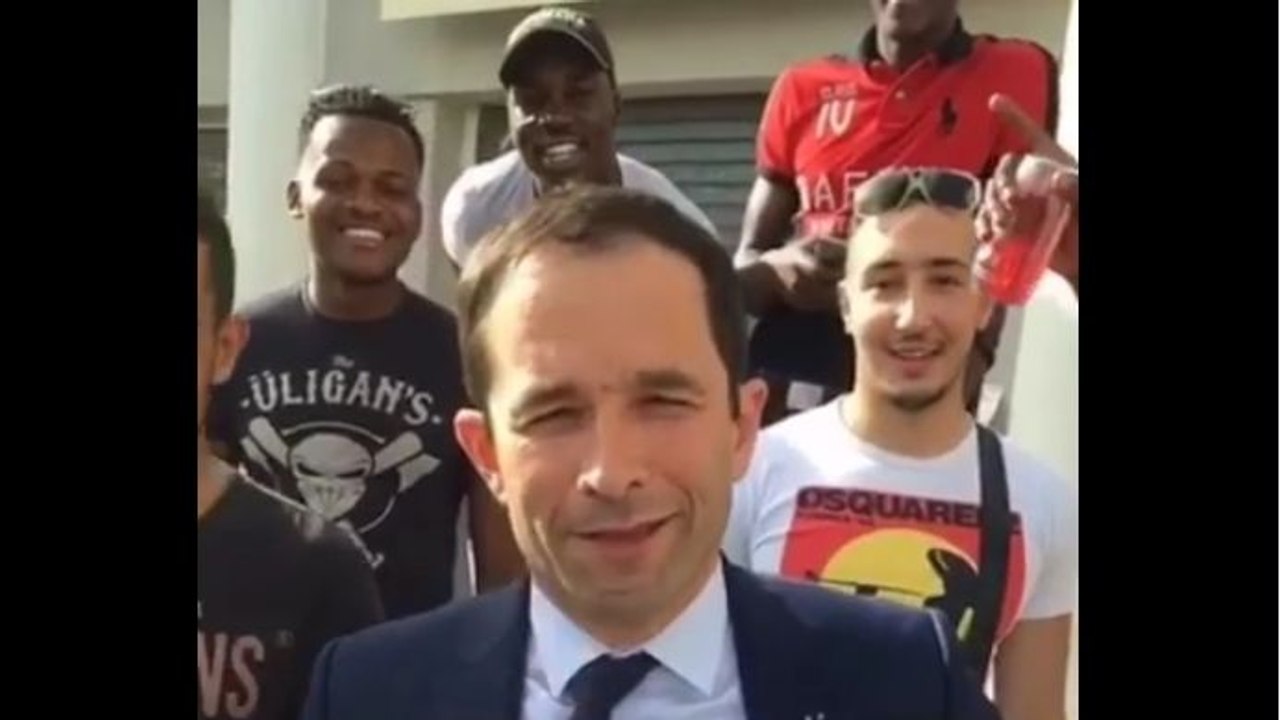 Benoît Hamon dans une cité à Élancourt (Yvelines)