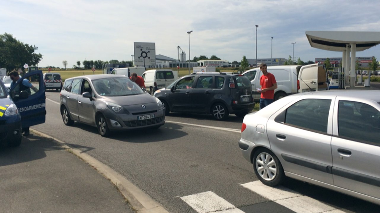 Les éleveurs vendéens bloquent le centre Leclerc