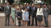 La infanta Sofía toma la primera comunión acompañada de sus padres y abuelos
