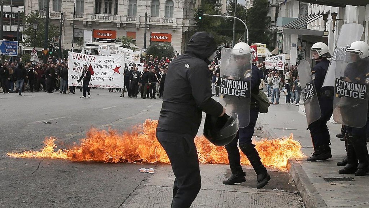 Греція: загальний страйк, акції протесту та сутички з поліцією