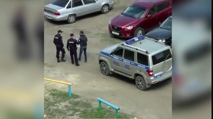 Este borracho romántico acaba en comisaría con una rosa en la mano