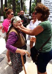 Bodrum Atatürk'ün Poster Resmindeki Elini Öpen Yaşlı Teyze Konuştu