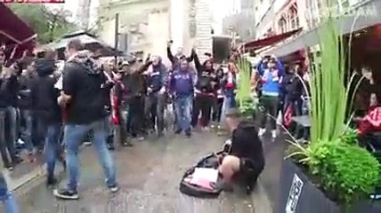 Ces supporters de l'Ajax décident de tous donner une pièce à ce musicien de rue
