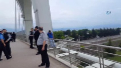 Parasını Alamayan İşçi Köprüden Atlamak İstedi