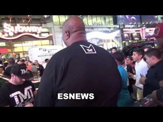 CHECK OUT THE AWARDS FLOYD MAYWEATHER GOT AND HOW FANS ACT WHEN SEE HIM