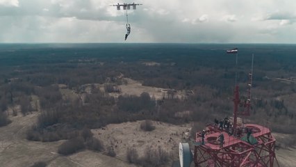 Il saute en parachute depuis un drone