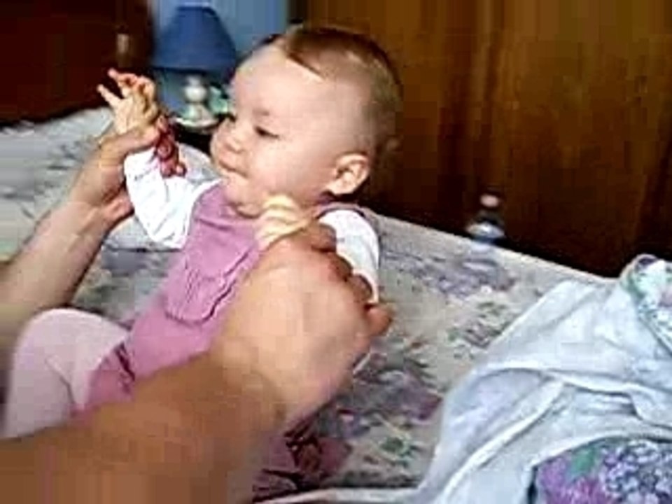 Alison s'amuse avec son Papa 1 (10 mois)