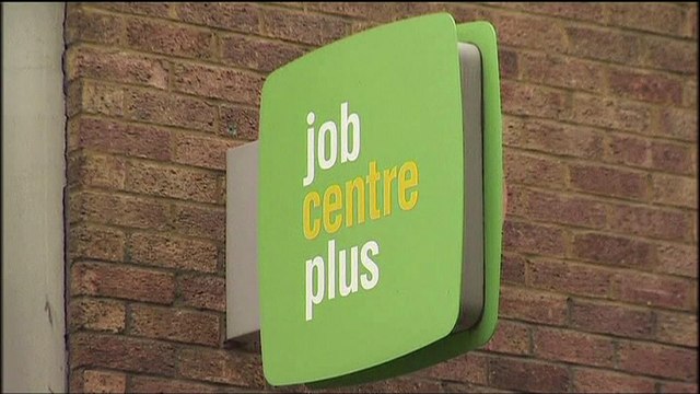 Велика Британія: наймають на роботу більше, а платять менше