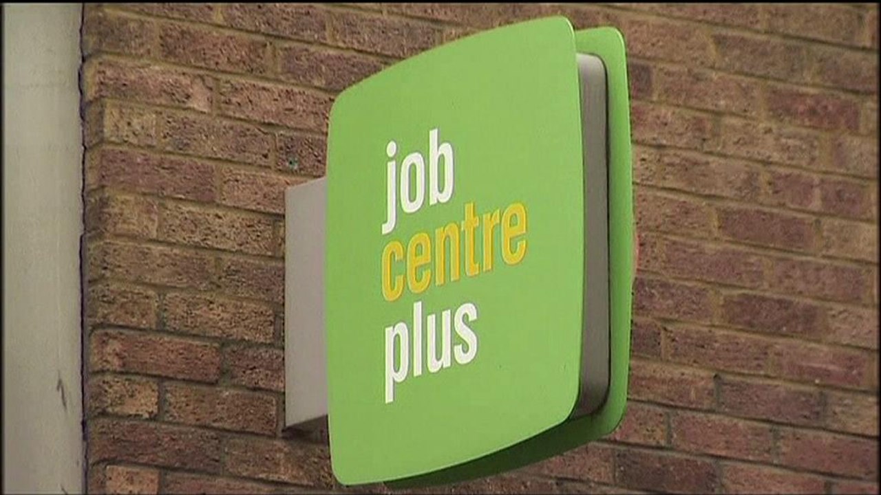 Велика Британія: наймають на роботу більше, а платять менше