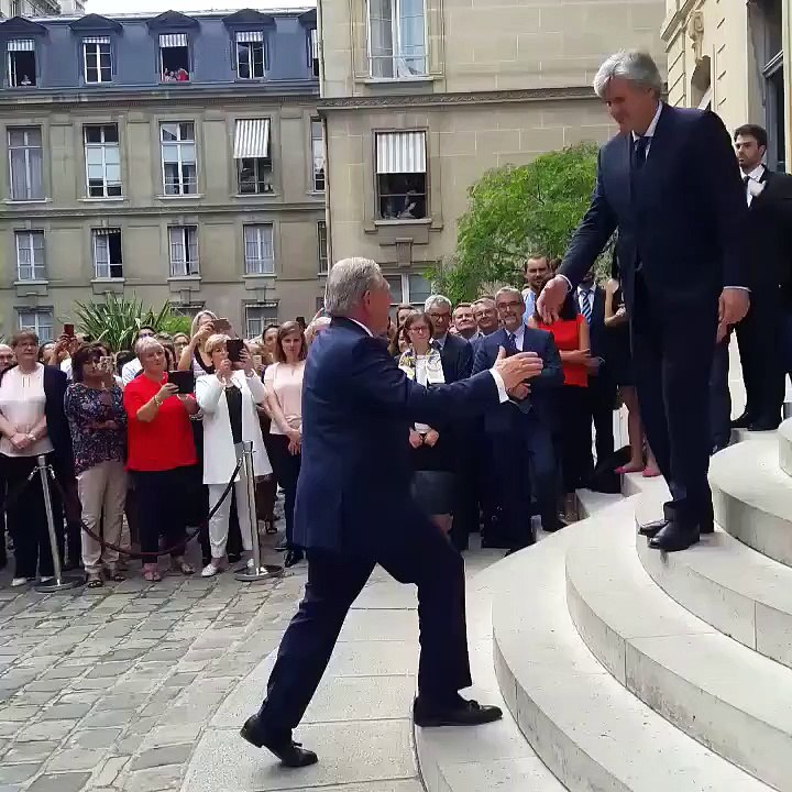 La passation de pouvoirs entre Stéphane Le Foll et Jacques Mézard, ministre de l'Agriculture et de l'Alimentation