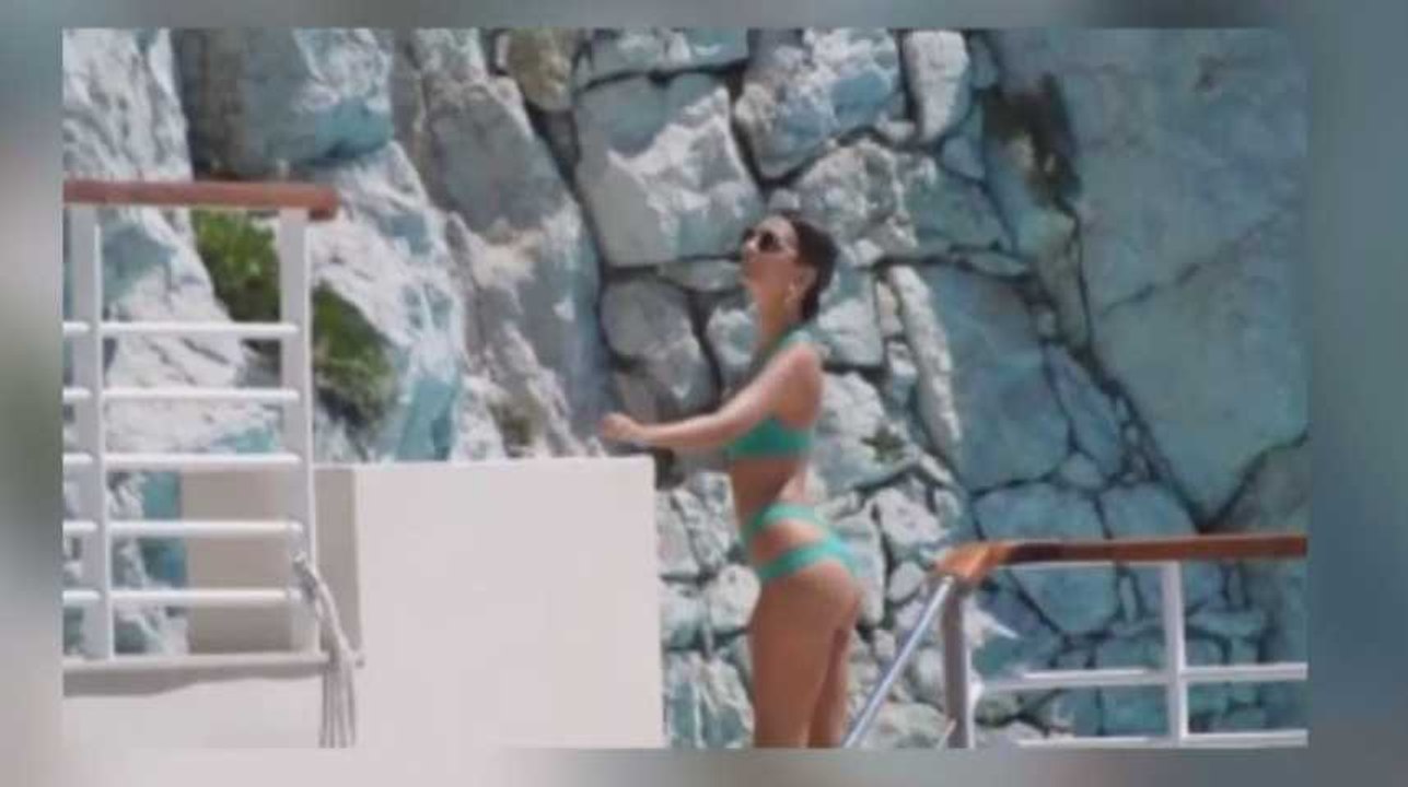 Festival de Cannes 2017 : Emily Ratajkowski ultra sexy en bikini à son hôtel