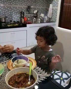 Bilqis Khumairah Razak Udah Pinter Makan Sendiri