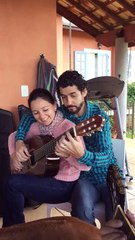 Deux guitaristes pour une seule guitare