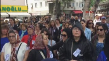 Izmir Işık Ikizoğlu'nun Cenazesinde Kadın Dayanışması