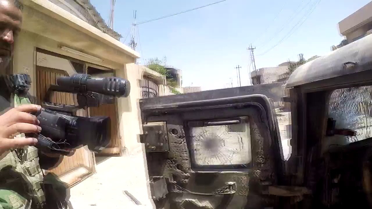 La GoPro d'un journaliste dévie une balle de sniper de Daech en Irak