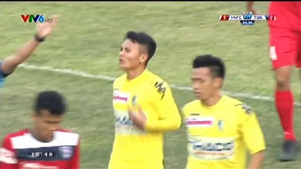 HLV HN FC ném chai nước, vái lạy trọng tài