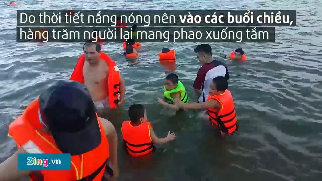 Nắng nóng, người dân đổ xô ra sông Lam tắm mát