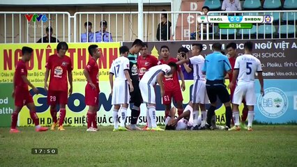 Cầu thủ của HAGL đánh thẳng mặt đối thủ