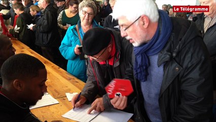 下载视频: En Avant Guingamp. Des supporters heureux d'être 