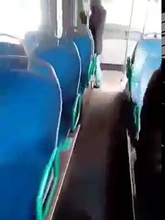 بسبب التحرش الجنسي فتاة ترمي بنفسها من الحافلة