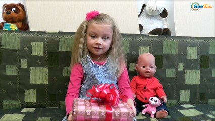 Video herunterladen: ✔ Кукла Беби Борн и Ярослава открывают подарок от Крестного папы / Doll Baby Born with Yaroslava ✔