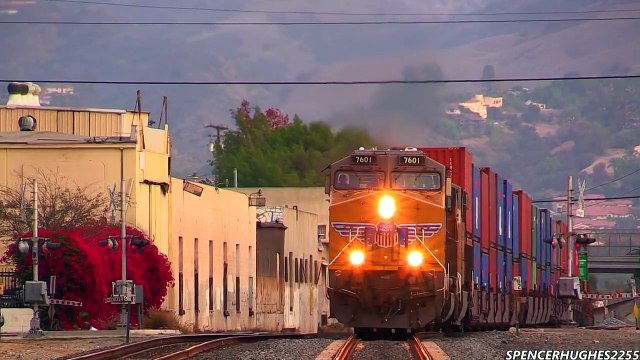 AWESOME TRAIN HORNS !!! (UP) Union Pacific Freight Trains in East Los Angeles, CA (11/16/13)