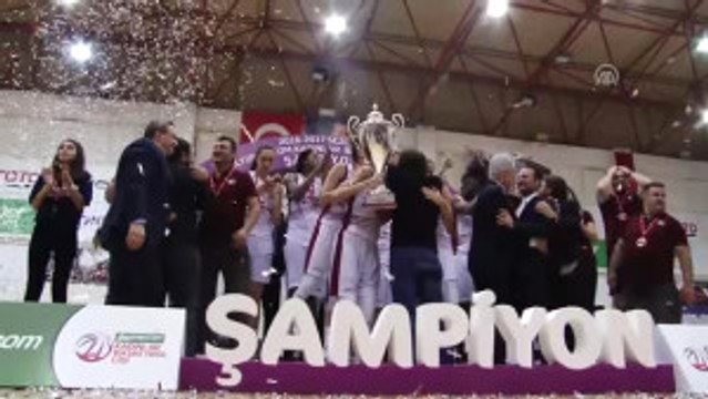 Şampiyon Yakın Doğu Üniversitesi Kupasını Aldı (2)