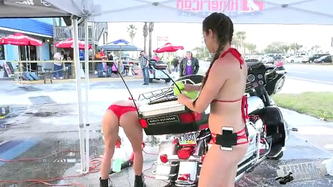 Motosiklet Yıkayan Bikinili Hatunlar
