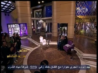 #معكم_منى_الشاذلي | منى الشاذلي تقبل رأس الحاجة صيصة على الهواء