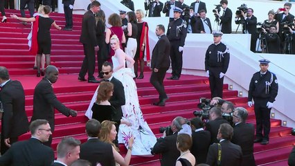 Video herunterladen: Cannes: les stars de la soirée d'ouverture sur le tapis rouge