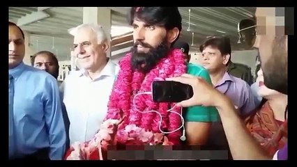 Misbah gets hero's welcome in Lahore