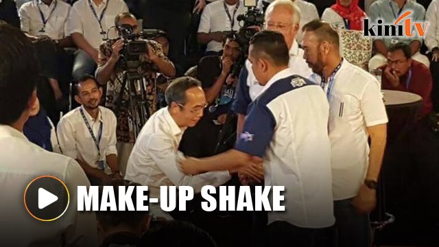 David Teo shakes the hand that slapped him