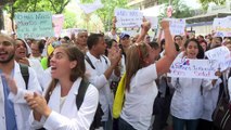 Médicos exigen medicinas en Venezuela, otros apoyan a Maduro