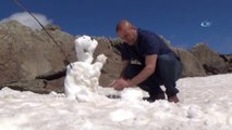 Mayıs Ayında Kardan Adam Yapıp, Selfie Çektiler