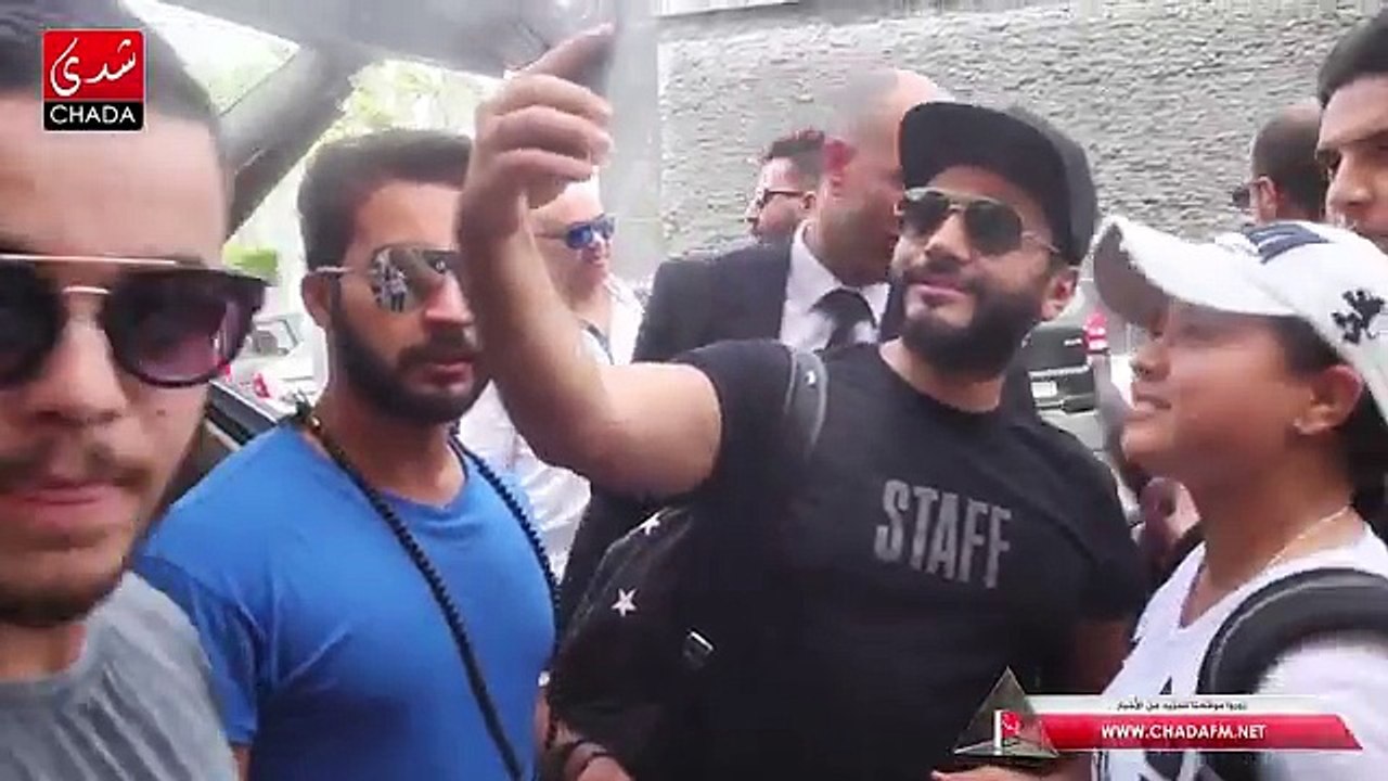 رد فعل تامر حسني بعد احتضان فتاة له وتقبيلها ليده في حضور زوجته
